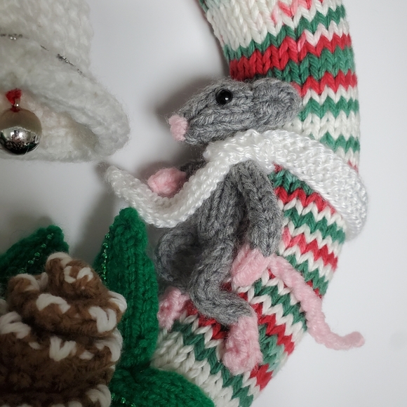 ✨️HOST PICK✨ Handcrafted Knitted Christmas Wreath Mice Pinecones Holly and Bell - Picture 6 of 11